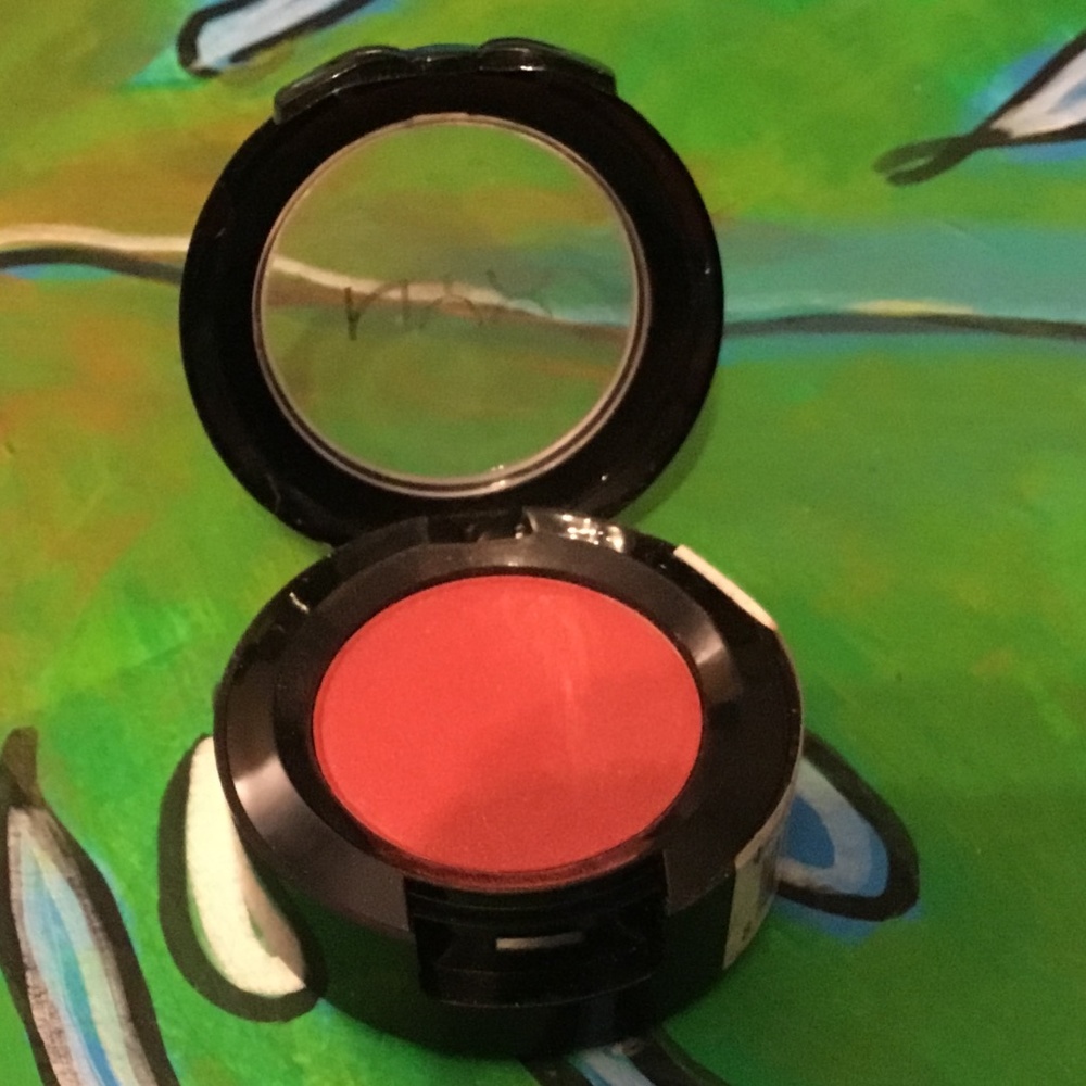 NYX eyeshadow single/Color BAD SEED/RED PINK.